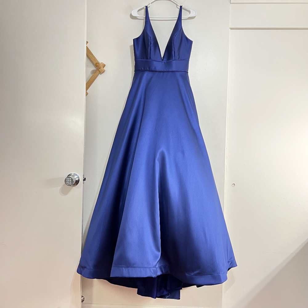 Mac Duggal Ieena 55010 Plunging V-Neck V-Back Gown - Picture 3 of 10